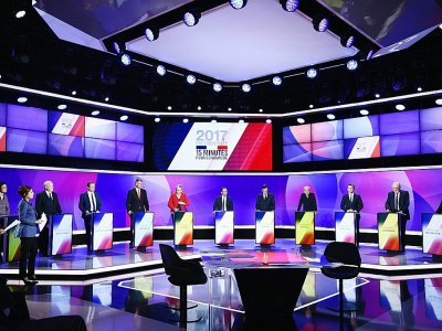Les onze candidats à l'élection présidentielle sur le plateau de "15 minutes pour convaincre" dans les studios de France 2 à Saint-Cloud, le 20 avril 2017 - Martin BUREAU [POOL/AFP]
