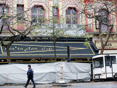 La salle de spectacle du Bataclan interdite d'accès le 17 novembre 2015, quelques jours après les attentats de Paris - PATRICK KOVARIK [AFP/Archives]