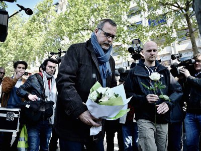 Le secrétaire général du syndicat policier "Alternative police" Denis Jacob dépose des fleurs le 21 avril 2017 sur le lieu où un collègue a été assassiné sur les Champs Elysées la veille - Philippe LOPEZ [AFP]