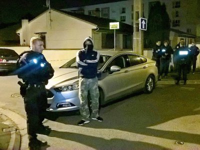 Des policiers perquisitionnent près du domicile à Chelles (Seine-et-Marne) de l'homme qui a ouvert le feu sur des policiers les Champs Elysées le 21 avril 2017 - Sarah BRETHES [AFP]