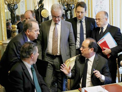 Le président Francois Hollande, son secrétaire général Jean-Pierre Jouyet et le Premier ministre Bernard Cazeneuve lors de la réunion du Conseil de défense le 21 avril 2017 à l'Elysée - PHILIPPE WOJAZER [POOL/AFP]