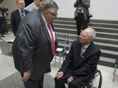 Le ministre des Finances allemand Wolfgang Schäuble (assis) parle avec le gouverneur de la Banque centrale du Mexique Agustín Carstens à Washington le 21 avril 2017 - SAUL LOEB [AFP]