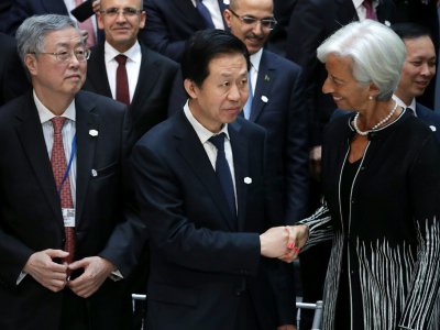 La directrice générale du FMI Christine Lagarde serre la main du ministre chinois des Finances Xiao Jie à Washington le 21 avril 2017 - CHIP SOMODEVILLA [GETTY IMAGES NORTH AMERICA/AFP]