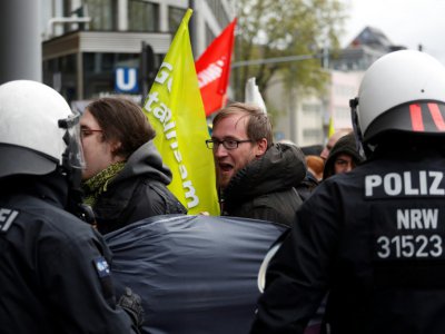 Des manifestants anti-AfD près de l'hôtel où se tient le congrès du parti anti-immigration à Cologne le 22 avril 2017 - Odd ANDERSEN [AFP]