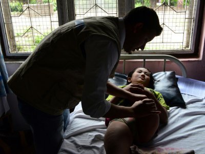 Une survivante du séisme qui a frappé le Népal il y a deux ans, se fait soigner dans une clinique de Katmandou, le 31 mars 2017 - Prakash MATHEMA [AFP]
