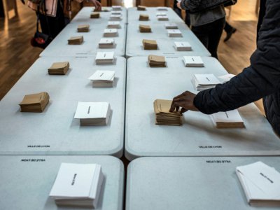 Un bureau de vote de Lyon, le 23 avril 2017 - JEFF PACHOUD [AFP]