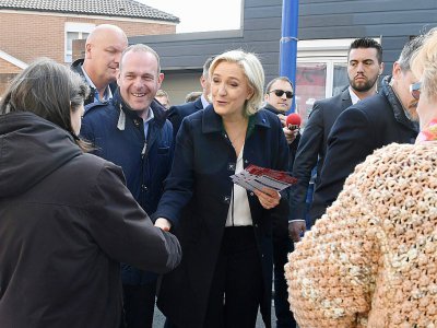 Marine Le Pen visite le marché de Rouvroy près d'Hénin-Beaumont, dans le nord, le 24 avril 2017 - ALAIN JOCARD [AFP]