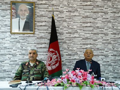 Le ministre de la Défense Abdullah Habibi (G) et le chef d'Etat-major de l'armée afghane le général Qadam Shah Shahim lors d'une conférence de presse le 24 avril 2017 à Kaboul - WAKIL KOHSAR [AFP]