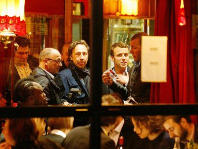 Emmanuel Macron (d) et l'animateur de télévision Stéphane Bern (c), le 23 avril 2017, dans le célèbre restaurant parisien La Rotonde - GEOFFROY VAN DER HASSELT [AFP]