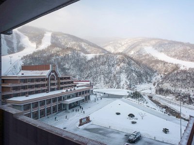 Vue sur la station de ski de Masikryong, en Corée du Nord, une initiative personnelle du dirigeant du pays, Kim Jong-Un, le 20 février 2017 - Ed JONES [AFP]