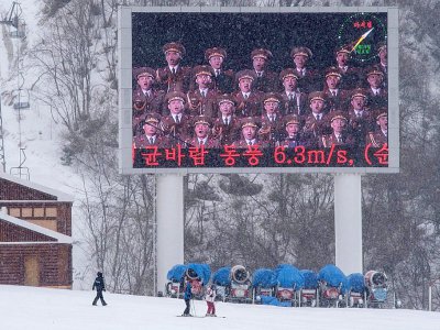 Un écran géant au pied des pistes de la station de Masikryong, en Corée du Nord,  qui diffuse les chants d'une chorale militaire, le 19 février 2017 - Ed JONES [AFP]