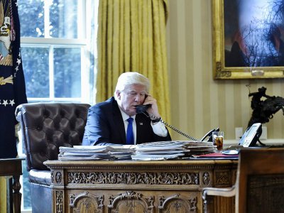 Le président américain Donald Trump au téléphone avec son homologue Vladimir Poutine, dans le bureau ovale de la Maison Blanche à Washington, le 28 janvier 2017 - MANDEL NGAN [AFP/Archives]