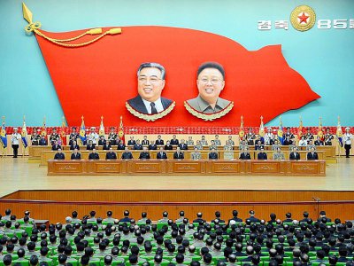Une photo fournie par l'agence nord-coréenne (KCNA) le 24 avril 2017 montre des responsables réunis pour la commémoration du 85ème anniversaire de la création de l'armée, au Palais de la culture du peuple à Pyongyang - STR [KCNA VIA KNS/AFP]