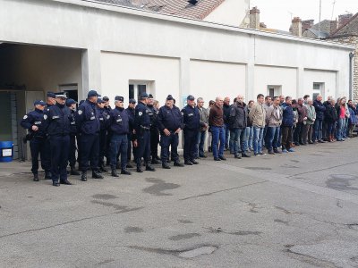 Lors de la minute de silence dans la cour du commissariat d'Alençon (Orne). - Eric Mas