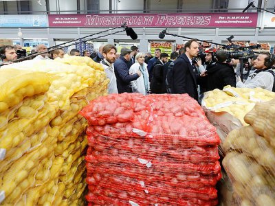 Marine Le Pen au marché de Rungis, près de Paris, le 25 avril 2017 - CHARLES PLATIAU [POOL/AFP]