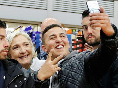 Marine Le Pen au marché de Rungis, près de Paris, le 25 avril 2017 - CHARLES PLATIAU [POOL/AFP]