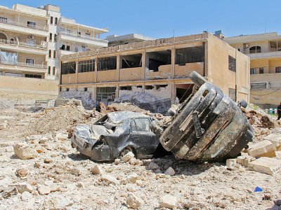 Dégâts après des frappes à Kafr Takharim, au nord-ouest de la Syrie, le 25 avril 2017 - Omar haj kadour [AFP]