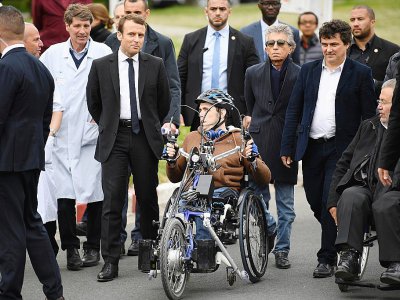 Le candidat d'En Marche! Emmanuel Macron (3eD) lors d'une visite de l'hôpital de Garches (Hauts-de-Seine), en compagnie du Dr Patrick Pelloux (2eD), syndicaliste et médecin urgentiste - Lionel BONAVENTURE [POOL/AFP]