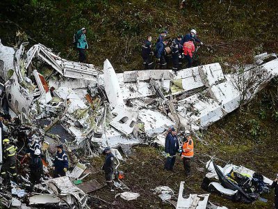 Des secouristes cherchent des survivants du crash, près de La Union en Colombie, le 29 novembre 2016 - Raul ARBOLEDA [AFP/Archives]