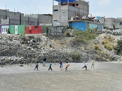 Des enfants mexicains jouent à Iztapalapa, le quartier le plus pauvre et le plus peuplé de Mexico, le 19 avril 2017 - YURI CORTEZ [AFP]