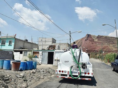 Un camion citerne qui vient approvisionner en eau le quartier d'Iztapalapa à Mexico, le 19 avril 2017 - YURI CORTEZ [AFP]