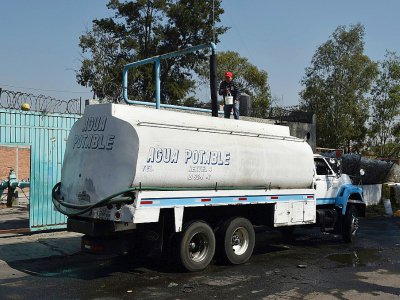 Les camions citernes, qui servaient initialement de solution temporaire pour acheminer l'eau, sont devenus réguliers à Mexico, photo prise le 19 avril 2017 - YURI CORTEZ [AFP]