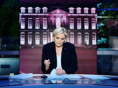 Marine Le Pen sur le plateau de TF1 le 25 avril 2017, à Boulogne-Billancourt - Martin BUREAU [AFP]