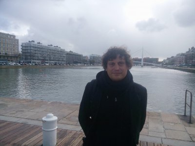 L'artiste Stéphane Thidet devant le bassin du commerce au Havre le 26 avril 2017. - Gilles Anthoine