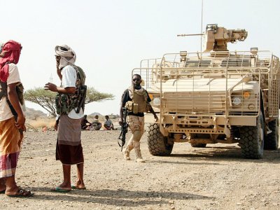 Des combattants yéménites fidèles au président soutenu par les Saoudiens se disputent des véhicules blindés à un poste pris aux rebelles chiites-Houthi dans une région montagneuse au nord-ouest de la ville centrale de Taiz, le 20 avril 2017 - SALEH AL-OBEIDI [AFP]