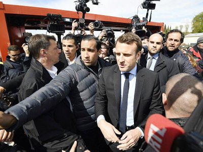 Emmanuel Macron arrive devant l'usine Whirlpool d'Amiens, le 26 avril 2017 - Eric FEFERBERG [POOL/AFP]