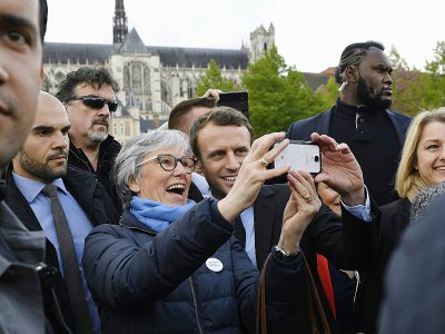 Emmanuel Macron devant la cathédrale d'Amiens, le 26 avril 2017 - Eric FEFERBERG [POOL/AFP]