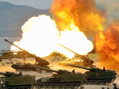 Photo fournie par l'agence officielle nord-coréenne KCNA le 26 avril 2017 d'exercices d'artillerie en Corée du Nord, date et lieu non précisés - STR [KCNA VIA KNS/AFP]