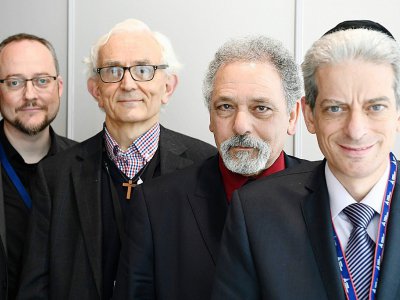 Le pasteur Pierre de Mareuil, le diacre Yves de Brunhoff, l'imam Hazem El Shafei et le rabbin Moché Lewin devant l'espace de prière à l'aéroport Roissy de Paris, le 29 mars - GABRIEL BOUYS [AFP]