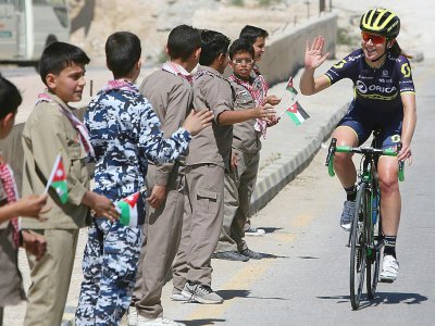 Un groupe de cyclistes participe à une course entre la Jordanie et Israël pour promouvoir un événement sportif destiné à "encourager" la paix au Proche-Orient, le 25 avril 2017 - MENAHEM KAHANA [AFP/Archives]