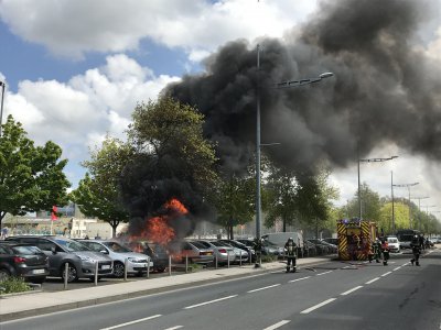 L'incendie n'a touché qu'une seule voiture sur le port de plaisance de Caen. - Tendance Ouest