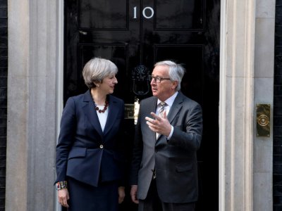 La Première ministre britannique Theresa May discute avec le président de la Commission européenne Jean-Claude Juncker (d), au 10 Downing Street à Londres, le 26 avril 2017 - Justin TALLIS [AFP/Archives]