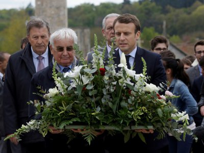 Emmanuel Macron et Robert Hebras (G), un survivant du massacre d'Oradour-sur-Glane, village martyr de la Deuxième Guerre mondiale, le 28 avril 2017 - PASCAL LACHENAUD [AFP]