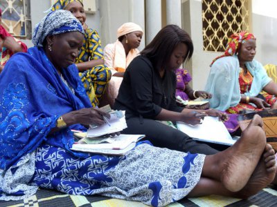 Les sénégalaises comptent et recomptent les billets de la tontine du quartier de la Médina à Grand-Mbao, le 9 mars 2017, dans la périphérie de Dakar - SEYLLOU [AFP]