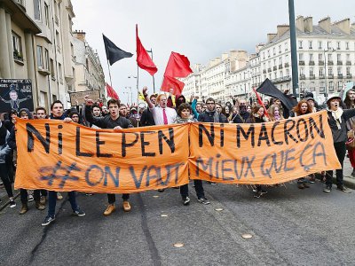 Des manifestants contre le résultat du premier tour et scandent "Ni Le Pen, ni Macron, #onvautmieuxqueça", le 27 avril 2017 à Rennes - JEAN-FRANCOIS MONIER [AFP/Archives]