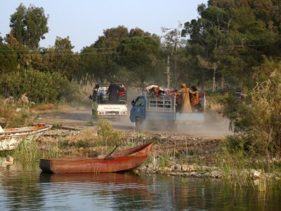 Des civils secourus par des combattants arabes syriens ont embarqué à bord d'une camionnette après la traversée du lac artificiel Assad à Tabqa (nord) et qui sert actuellement de corridor fluvial, le 29 avril 2017 - DELIL SOULEIMAN [AFP]