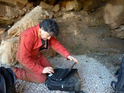 Pris en photo le 17 février 2017 à Caceres, l'archéologue espagnol Hipolito Collado et son équipe sont allés de grotte en grotte, scanner et photographier en haute résolution toutes les mains qu'ils pouvaient trouver - Marianne BARRIAUX [AFP/Archives]