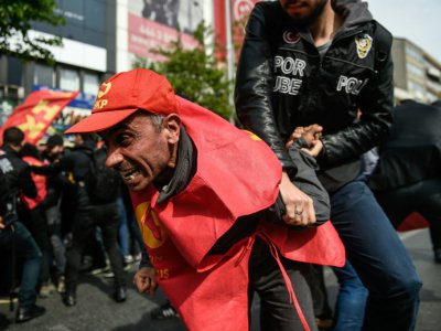 Un policier anti-émeute arrête un manifestant le 1er mai 2017 à Istanbul - YASIN AKGUL [AFP]