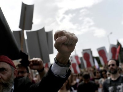 Des membres du syndicat communiste grec (PAME), manifestent à Athènes lors des célébrations du 1er mai 2017 - ARIS MESSINIS [AFP]