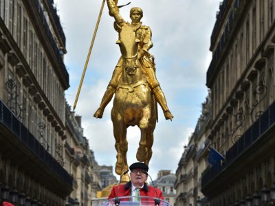 Jean-Marie Le Pen a rendu son traditionnel hommage à Jeanne d'Arc, le 1er mai 2017 place des Pyramides, dans le 1er arrondissement de Paris, où se trouve la statue équestre de Jeanne d'Arc.   - CHRISTOPHE ARCHAMBAULT [AFP]