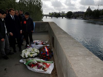 Emmanuel Macron vient fleurir la plaque en mémoire de Brahim Bouarram, un jeune Marocain tué dans la Seine par des militants proches de l'extrême droite en 1995, le 1er mai 2017 - PHILIPPE WOJAZER [POOL/AFP]