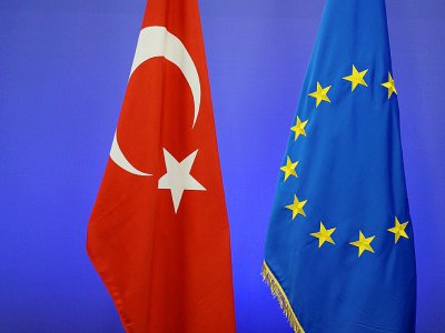 Les drapeaux turcs et européens lors d'un sommet à Bruxelles, le 29 novembre 2015 - THIERRY CHARLIER [AFP/Archives]