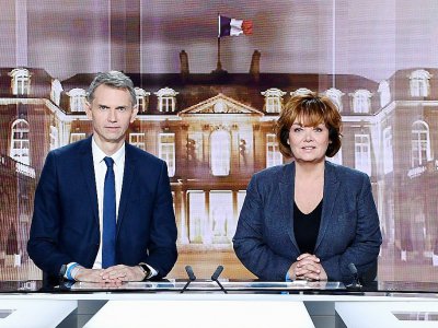 Christophe Jakubyszyn (g) et Nathalie Saint-Cricq, qui animeront mercredi le débat télévisé de l'entre deux tours de la présidentielle, photographiés le 2 mai 2017, à La Plaine Saint Denis - Eric FEFERBERG [AFP]