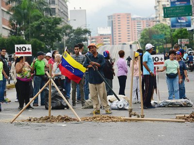 Des manifestants bloquent une rue de Caracas le 2 mai 2017 - RONALDO SCHEMIDT [AFP]