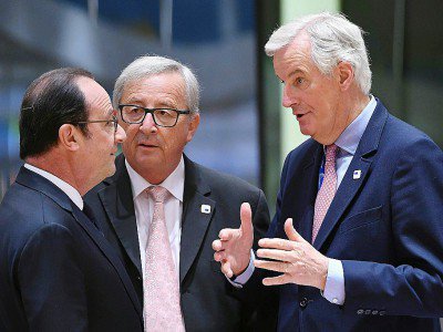 Le négociateur en chef de l'UE pour le Brexit, Michel Barnier (d), le président de la Commission européenne Jean-Claude Juncker (c) et le président français François Hollande, le 29 avril 2017 à Bruxelles - EMMANUEL DUNAND [AFP/Archives]