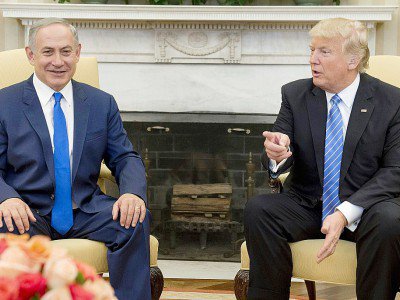 Le président américain Donald Trump (d) reçoit le Premier ministre israélien Benjamin Netanyahu, le 15 février 2017 à la Maison Blanche, à Washington - SAUL LOEB [AFP/Archives]